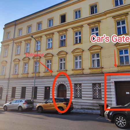 Spacious Flat & Parking Possibility, 3 Stops To Wenceslav Square プラハ エクステリア 写真