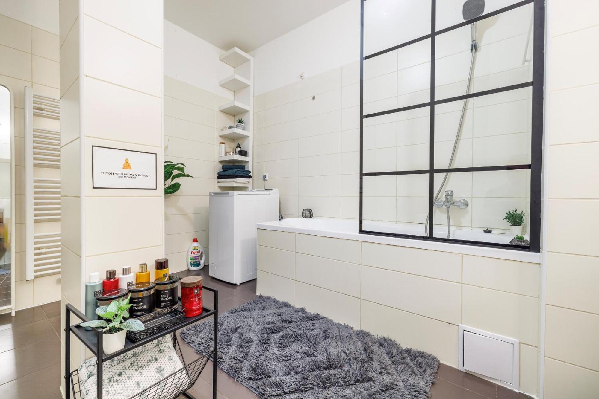 Spacious Flat & Parking Possibility, 3 Stops To Wenceslav Square プラハ エクステリア 写真