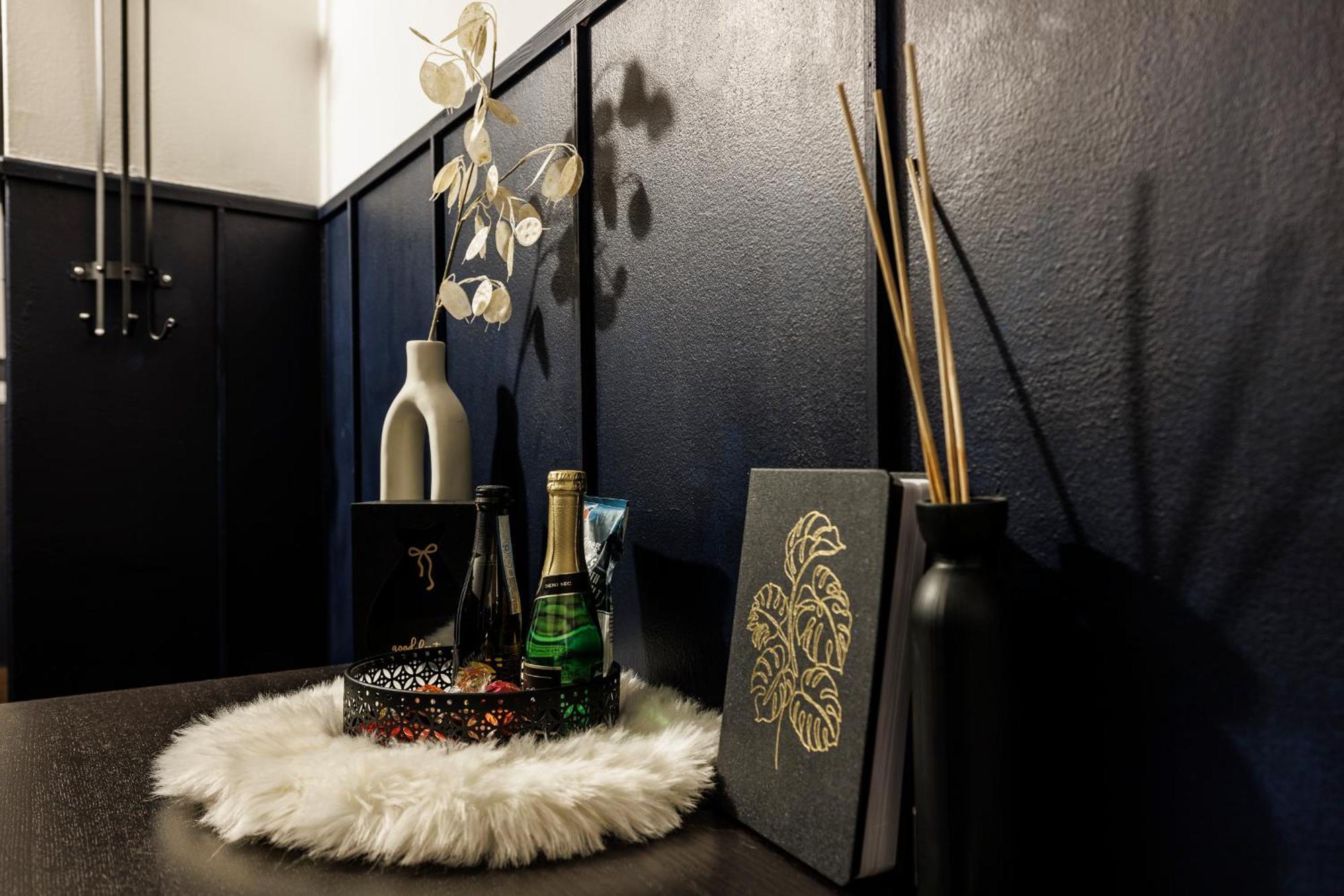 Spacious Flat & Parking Possibility, 3 Stops To Wenceslav Square プラハ エクステリア 写真